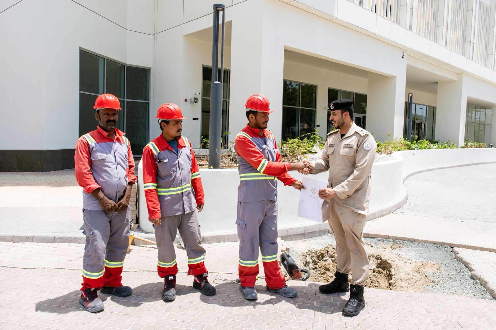 شرطة الشارقة تحتفي باليوم العالمي للعمال