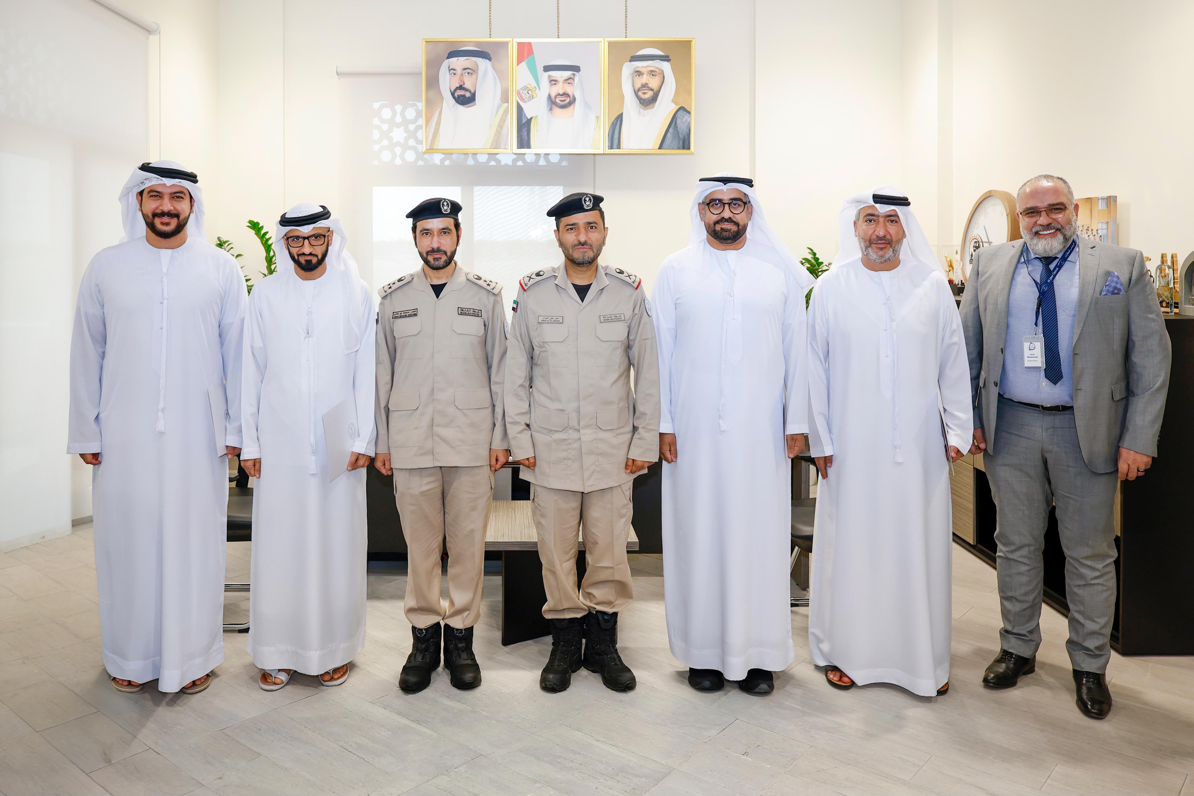 شرطة الشارقة تكرّم عدداً من أفراد المجتمع والشركاء تقديراً لمقترحاتهم الابتكارية الداعمة لتطوير العمل الأمني