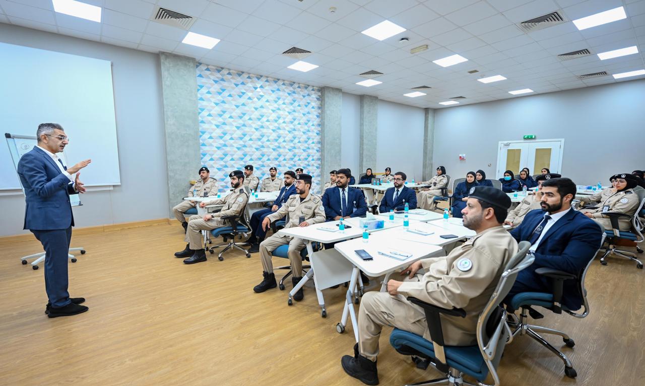 تحرير : مريم حمد الجنيبي

نظّمت القيادة العامة لشرطة الشارقة ممثلةً بإدارة شرطة المنافذ والمطارات بالتعاون مع مدينة الشارقة للخدمات الإنسانية دورة تدريبية متخصصة بعنوان 