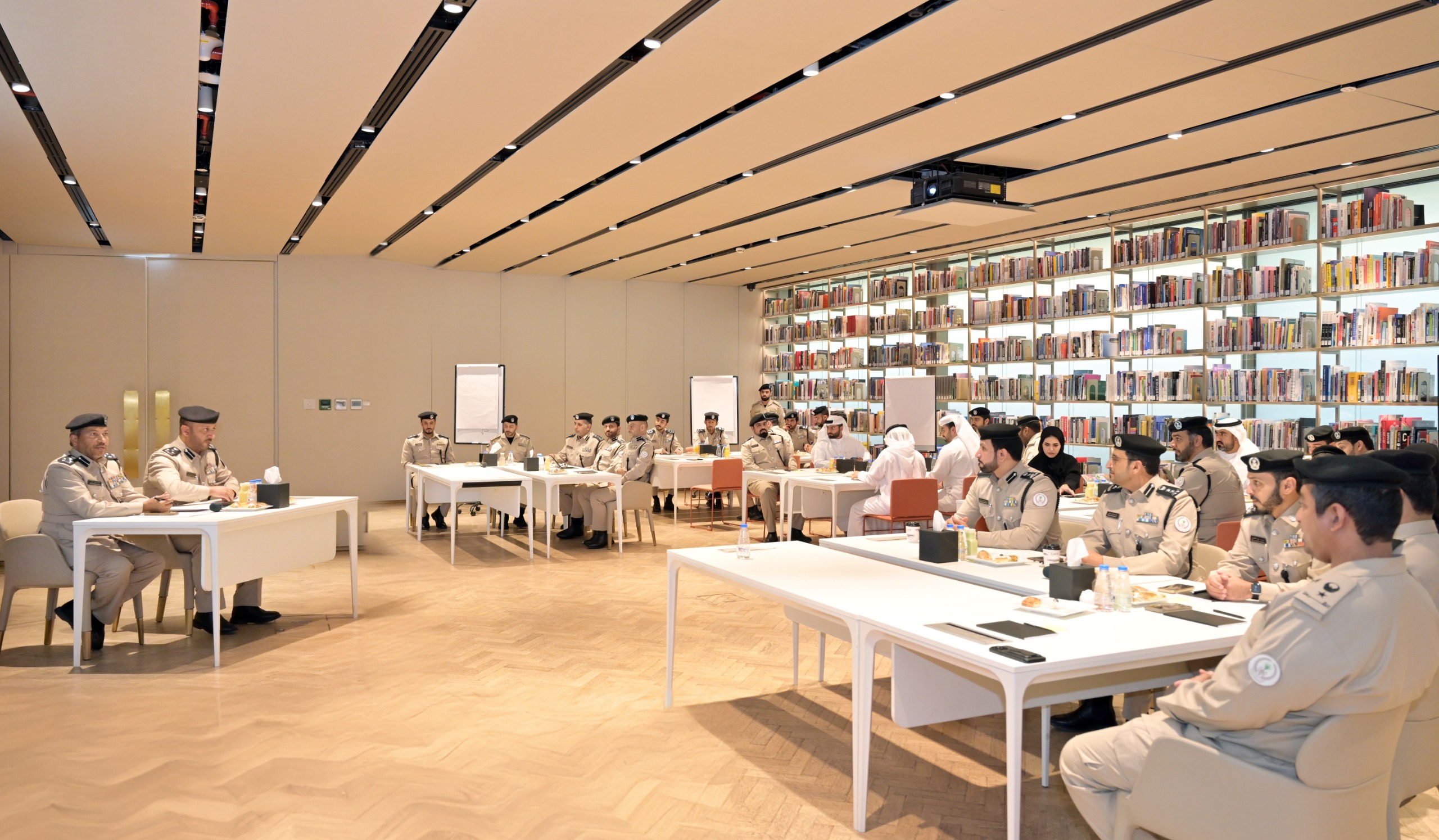 شرطة الشارقة تنظّم جلسة تطويرية لتعزيز الجاهزية والارتقاء بمنظومة الوقاية والسلامة