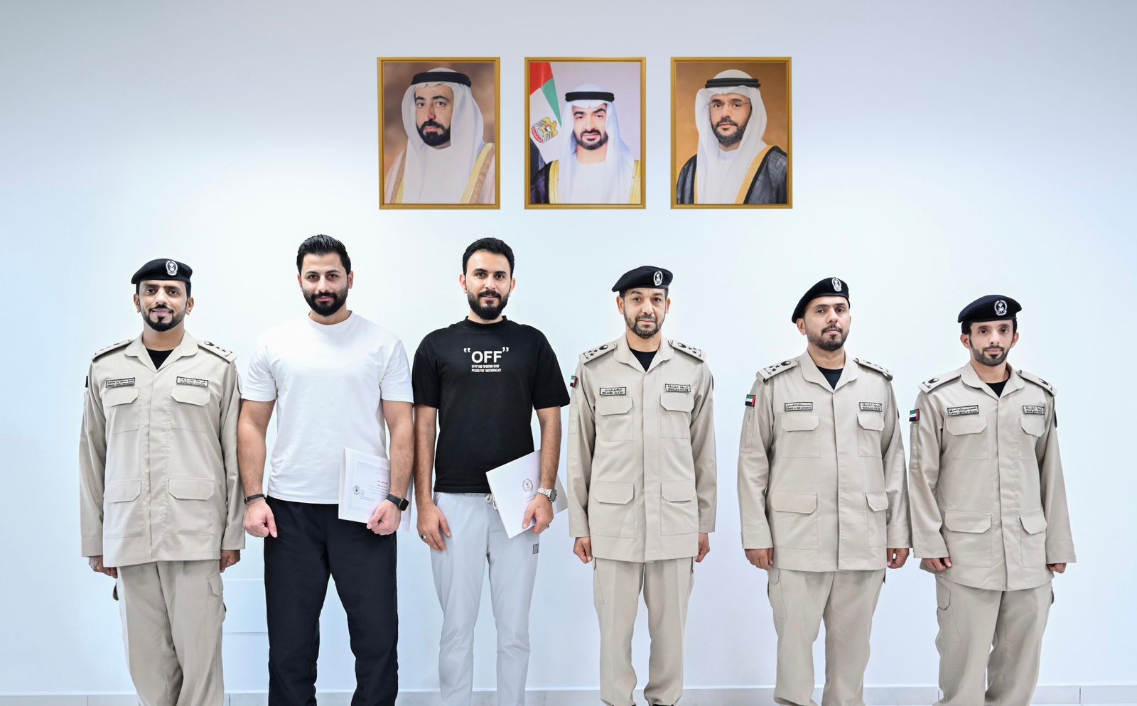 شرطة الشارقة تُشيد بشجاعة شخصين أنقذا سائقاً بعد تدهور مركبته وسقوطها في البحر