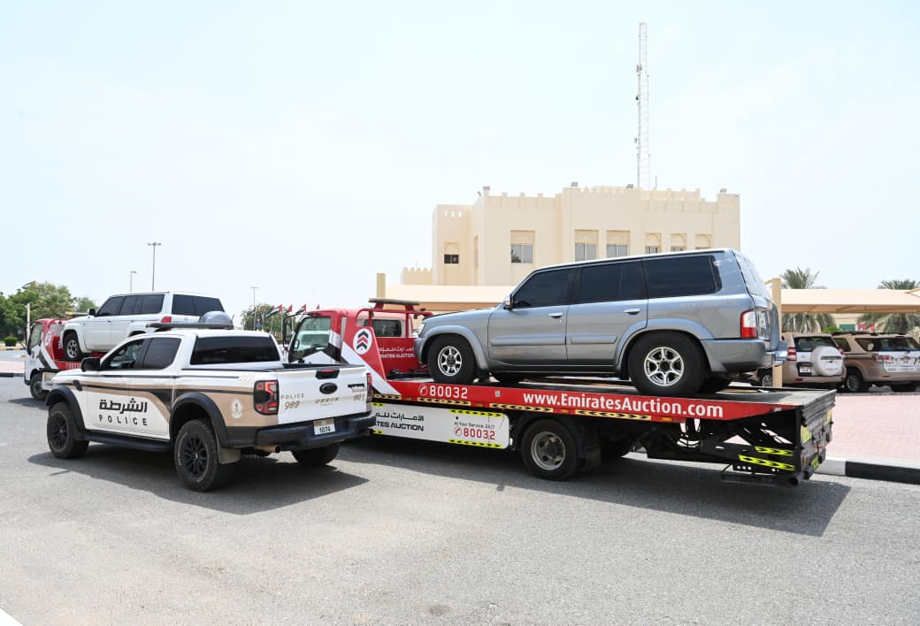 شرطة الشارقة تضبط قائدي مركبتين ارتكبا مخالفات جسيمة وعرّضا حياة مستخدمي الطريق للخطر وتحيلهما إلى النيابة العامة