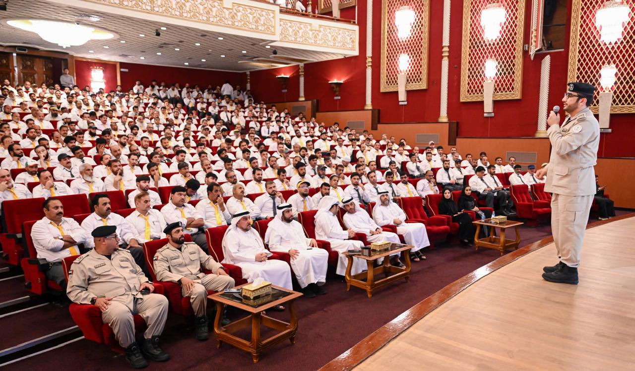 ضمن استعداداتها للعام الدراسيّ الجديد شرطة الشارقة تُعزّز سلامة الطلبة في الحافلات المدرسية بمحاضرات توعويّة مُتخصّصة