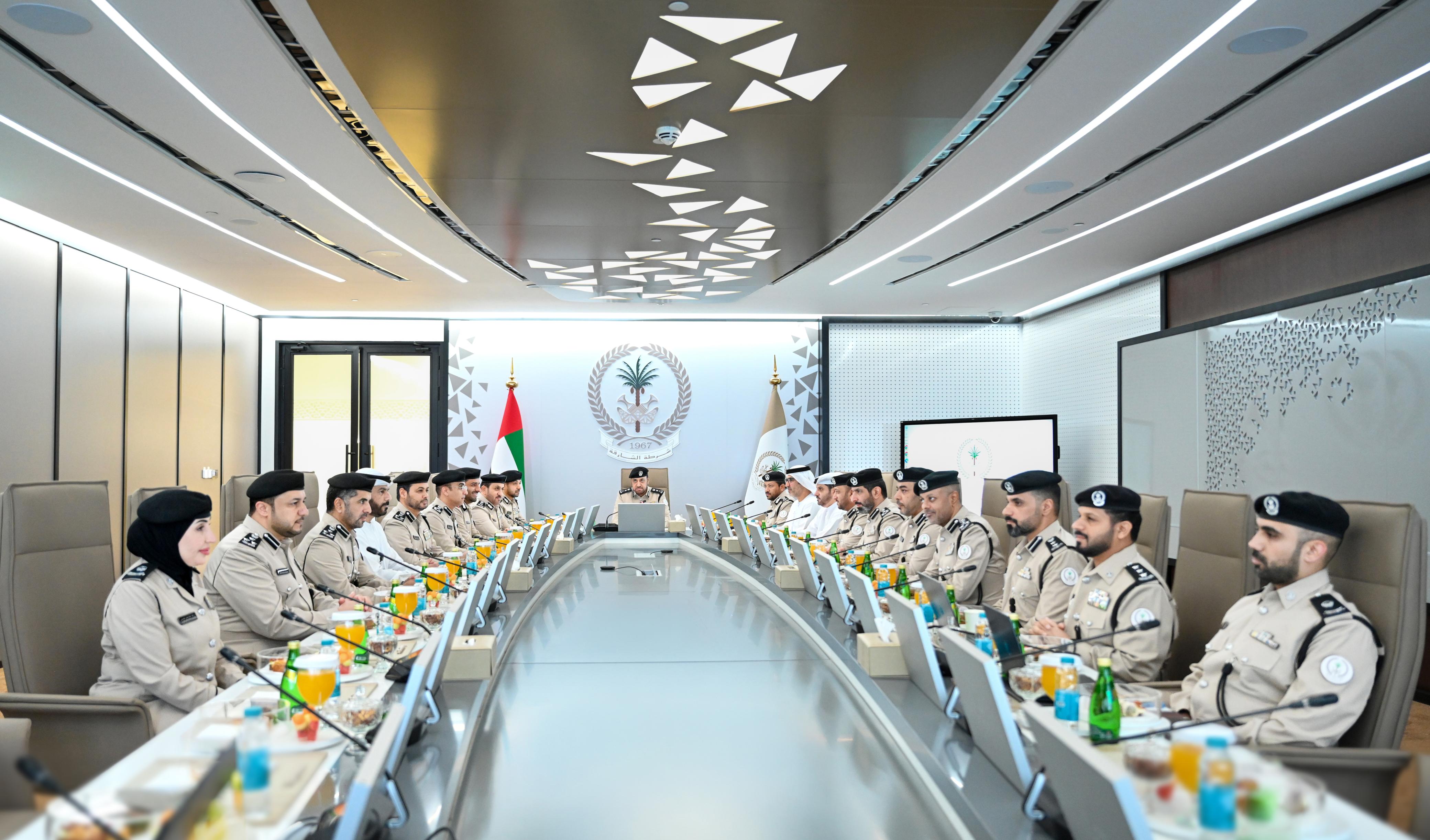 مجلس القيادة العُليا بشرطة الشَّارقة يستعرض مشاريع تطوير التّحوّل الرّقميّ و يناقش مُعالجة ظواهر الأمن المجتمعيّ