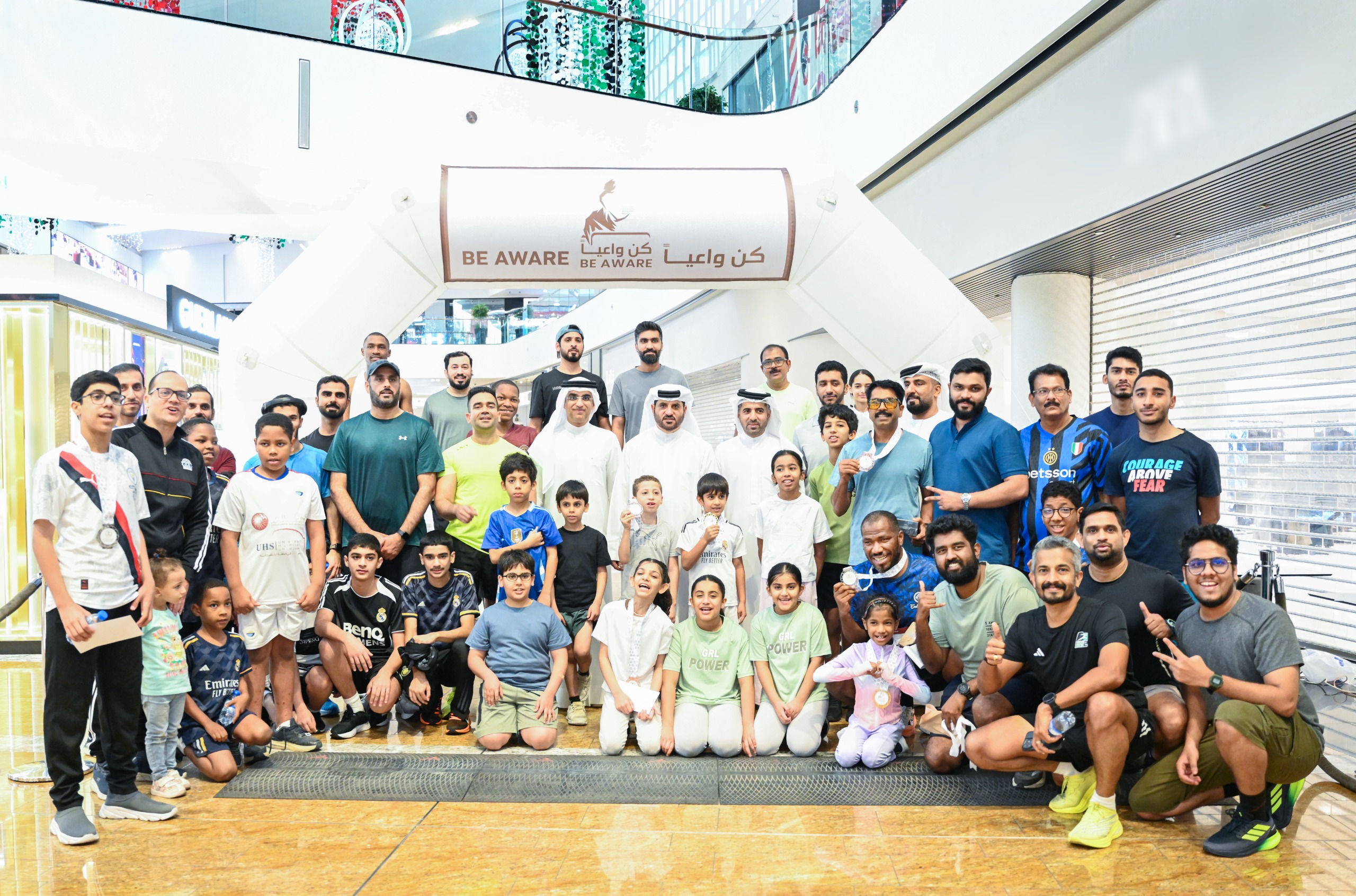 شرطة الشارقة تنظم سباق كن واعياً بحضور واسع من مختلف الفئات العمرية