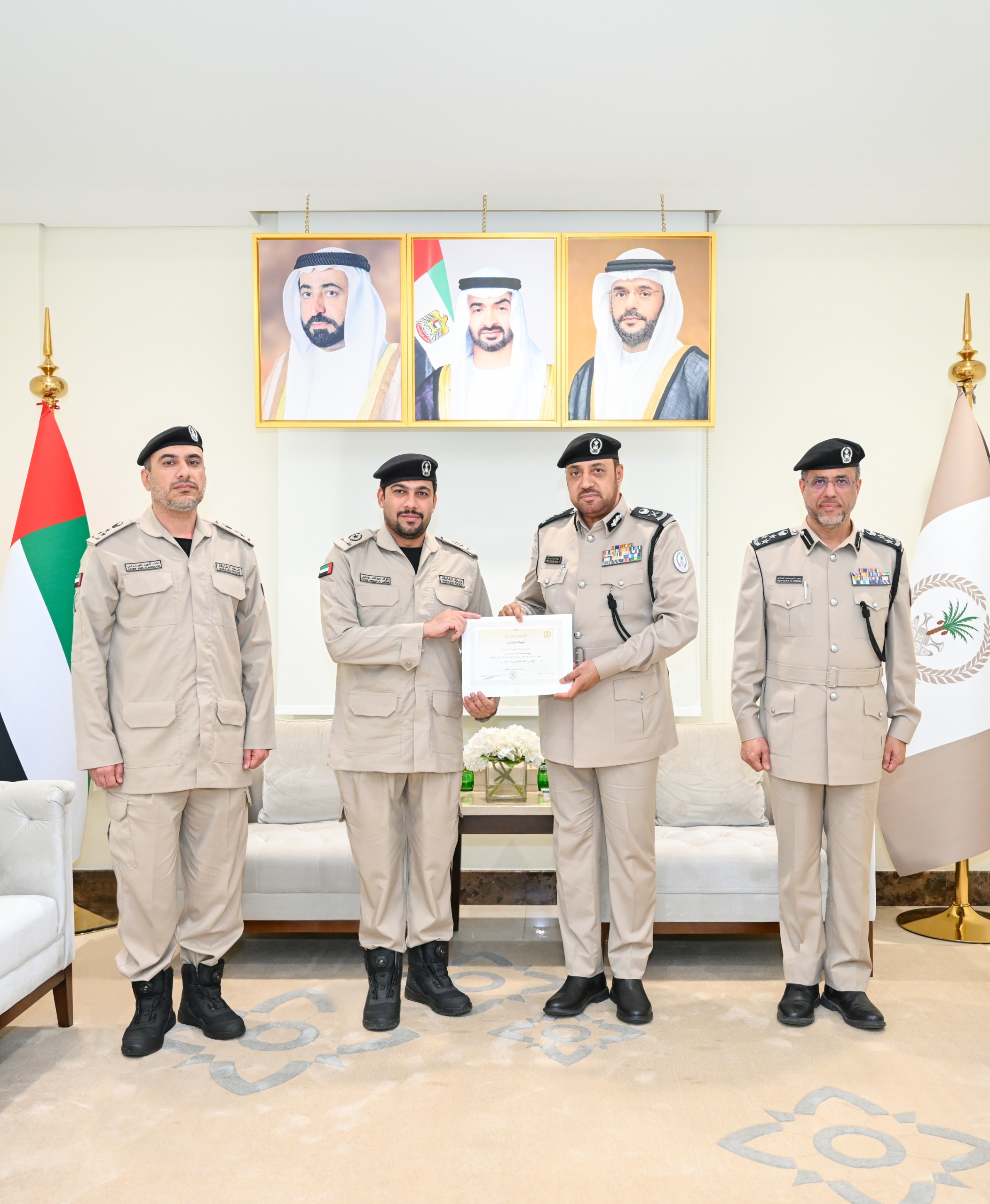 القائد العام لشرطة الشارقة يكرم موظفين من إدارة الأدلة والمختبرات الجنائية لجهودهم وتفانيهم في العمل