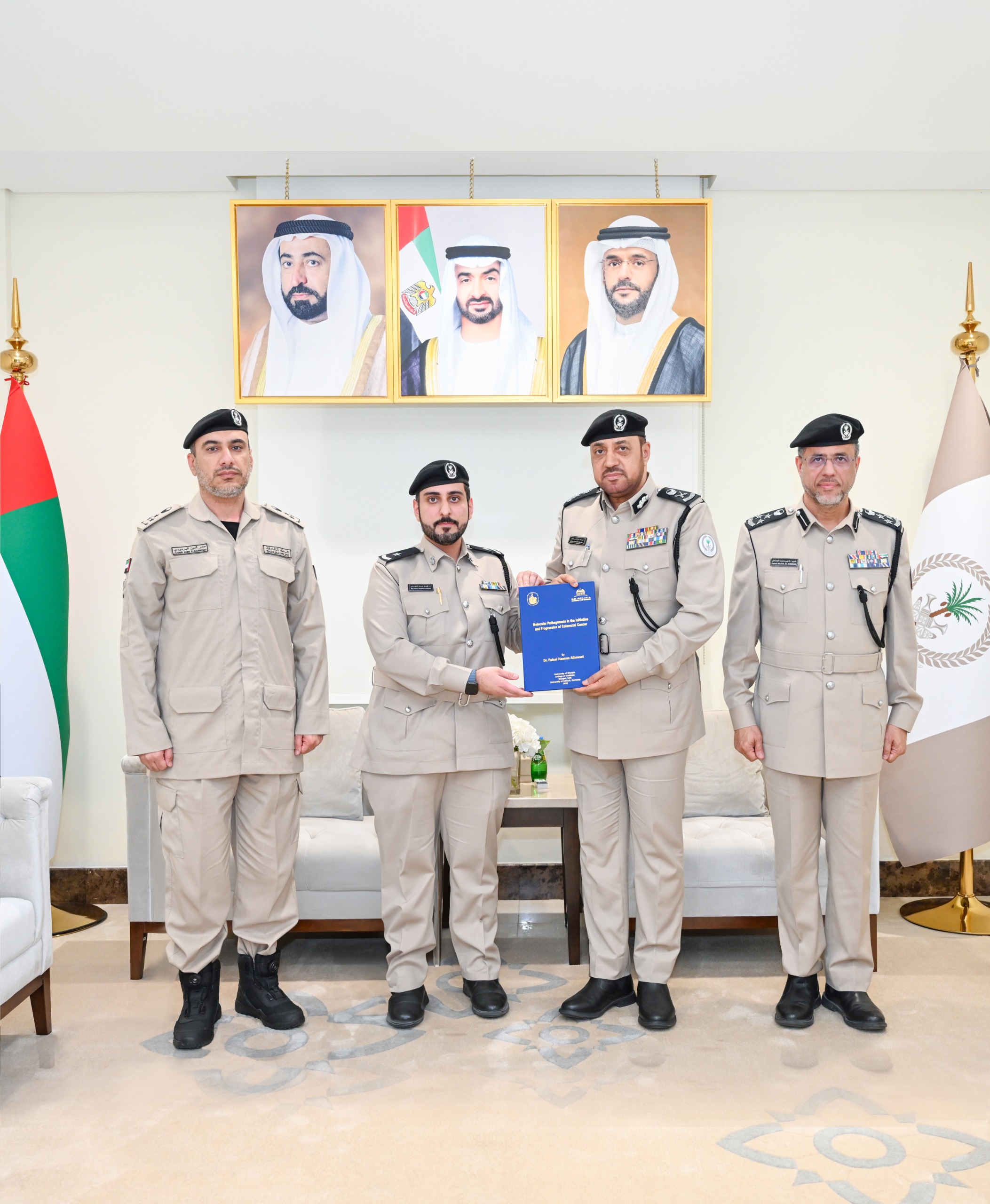 اللواء ابن عامر يكرّم الملازم الدكتور فيصل حسن الحوسني ويتسلّم نسخة مهداة من مؤلفه العلمي