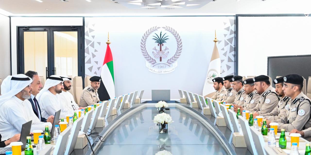 شرطة الشارقة تعقد اجتماعاً تنسيقياً مع دائرة الشارقة الرقمية لبحث سبل تطوير الأنظمة الذكية