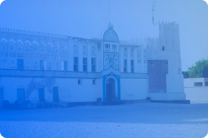 

يعود التأسيس الموثق لشرطة الشارقة والتي ظهرت للمرة الأولى باسم قوة الشرطة والأمن العام إلى عام 1967م حيث أصدر حاكم الشارقة في ذلك الوقت صاحب السمو المغفور له بإذن الله الشيخ خالد بن محمد القاسمي مرسوما أميريا بتأسيس القوة.

عملت القوة في بداية عهدها كدائرة محلية تتبع مباشرة لحاكم الشارقة وتعمل تحت إشراف رئيس دوائر الشرطة والأمن العام أسند هذا المنصب إلى سمو الشيخ صقر بن محمد القاسمي وقيادة قائد عام شرطة الشارقة وتم إسناده للعميد عبد الله جمعة السري لشغل هذا المنصب وكلف صاحب السمو حاكم الشارقة السيد بيرنز من قوة ساحل عمان البريطانية للإشراف على تدريب القوة وإعدادها بمساعدة السيد عبد الله جمعة السري.
